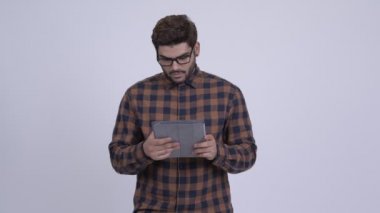 Dijital tablet kullanırken düşünme Hint hipster adam Genç sakallı