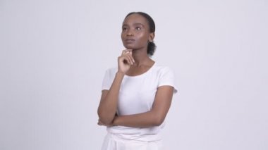 Düşünme ve ararken genç güzel Afrikalı kadın