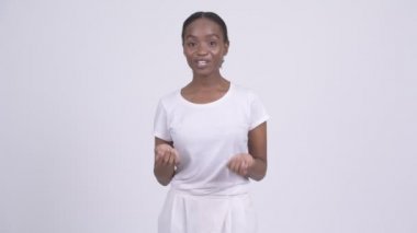 Mutlu genç güzel Afrikalı kadın bir şeyler açıklamaya
