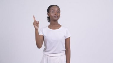 Stüdyo çekim Genç güzel Afrikalı Zulu kadının beyaz arka plan