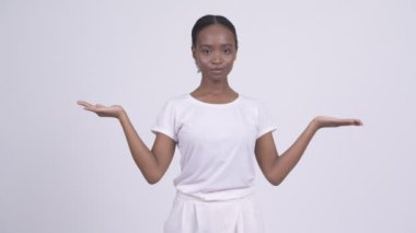 Mutlu genç güzel Afrikalı kadın bir şey karşılaştırma