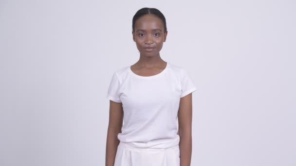 Beyaz arka plan üzerinde gülümseyen genç mutlu Afrika kadın — Stok video
