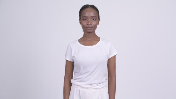 Jonge gelukkig Afrikaanse vrouw die lacht met gekruiste armen — Stockvideo
