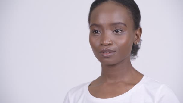 Rostro de joven mujer africana feliz sonriendo y pensando — Vídeos de Stock