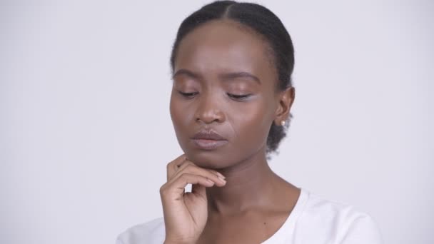 Düşünme sırasında ciddi görünümlü genç Afrikalı kadın yüzü — Stok video