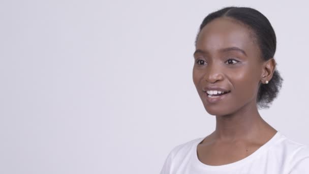 Обличчя щасливі молодих красивих африканською жінкою в інтерв'ю — стокове відео