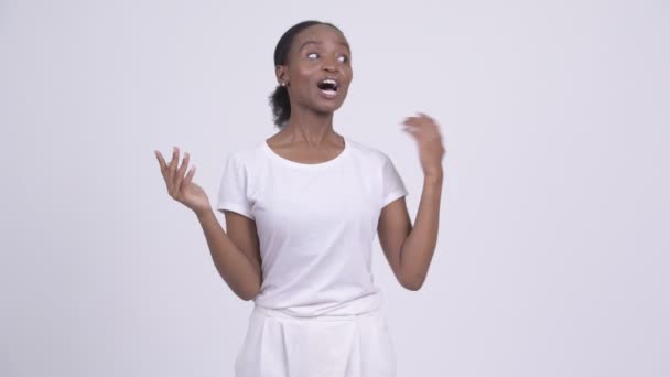 Feliz joven hermosa mujer africana presentando algo — Vídeos de Stock