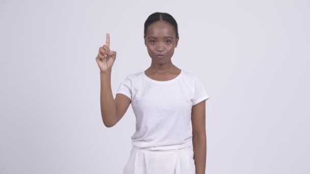 Joven mujer africana hermosa señalando hacia arriba — Vídeo de stock