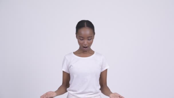 Glückliche junge schöne Afrikanerin fängt etwas — Stockvideo