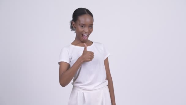 Ευτυχισμένος νεαρή όμορφη γυναίκα αφρικανική δίνοντας τους αντίχειρες — Αρχείο Βίντεο