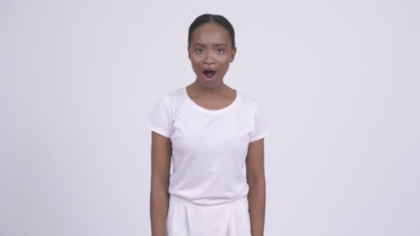 Joven mujer africana estresada mirando enojado y dando pulgares hacia abajo — Vídeo de stock