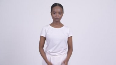 Genç güzel Afrikalı kadın kulak üç bilge maymunlar kavramı kapsayan