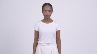 Genç güzel Afrikalı kadın ağız üç bilge maymunlar kavram olarak kapsayan