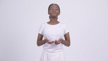 Mutlu genç güzel Afrikalı kadın gözleri rahatlatıcı kapalı