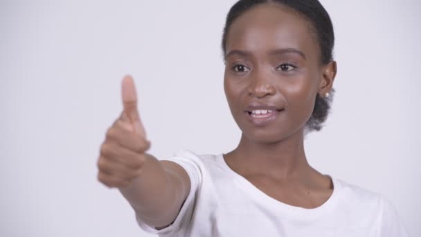 Обличчя щасливі африканських брюнетки посміхається і даючи великі пальці — стокове відео