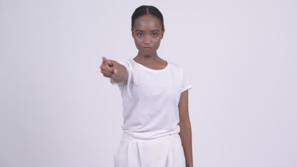Junge schöne Afrikanerin zeigt auf Kamera — Stockvideo
