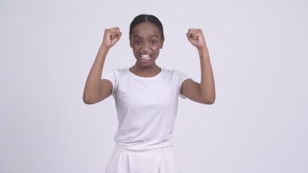 Estudio Joven Hermosa Mujer Africana Zulú Sobre Fondo Blanco — Vídeo de stock