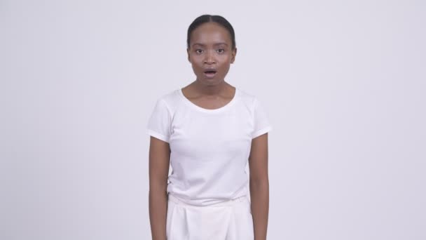 Jeune femme africaine stressée regardant choqué — Video