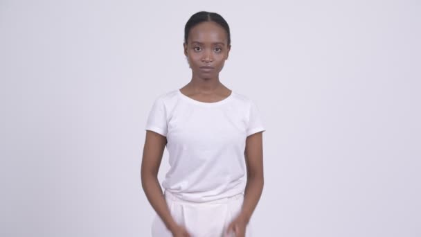 Молодая красивая африканская женщина покрывает уши как три мудрых обезьяны концепции — стоковое видео