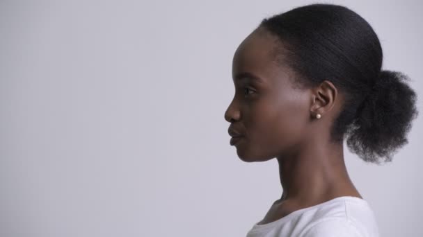 Обзор крупным планом молодой красивой африканской женщины, думающей — стоковое видео