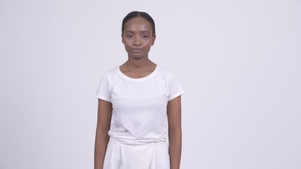 Jeune femme africaine stressée à la recherche ennuyée et fatiguée — Video