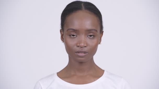 Arayan genç stresli Afrikalı kadın yüzü bıkkın ve yorgun — Stok video