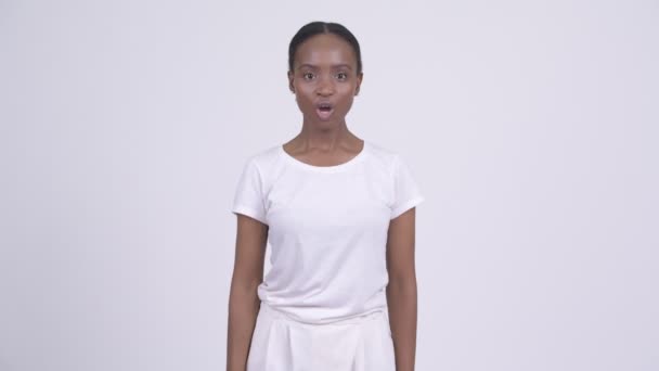 嘴唇上有手指的年轻紧张的非洲妇女 — 图库视频影像