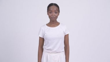 Mutlu genç güzel Afrikalı kadın eller alkışlar