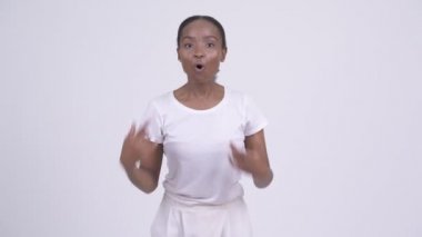 Agresif konuşuyor ve bağırarak genç kızgın Afrikalı kadın