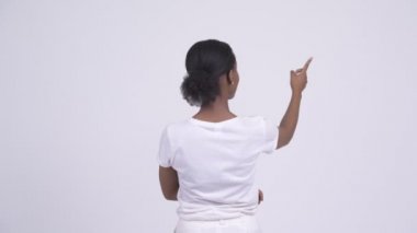 Genç Afrikalı kadın işaret parmağı beyaz arka plan arka görünümü