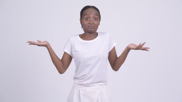 Young confused African woman shrugging shoulders — Stock Video