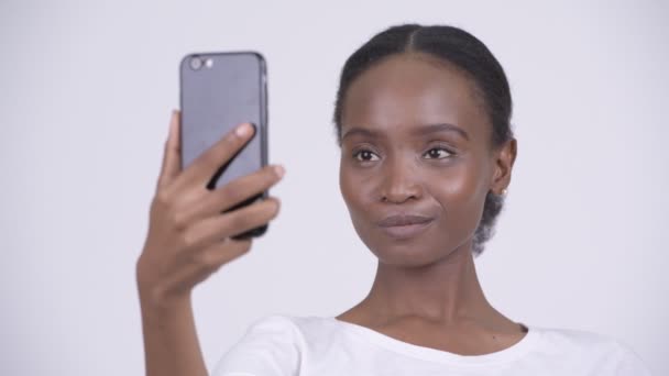 Cara de joven feliz hermosa mujer africana usando el teléfono — Vídeos de Stock