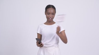 Mutlu genç güzel Afrikalı kadın telefon ve selfie kağıt işareti tutarak