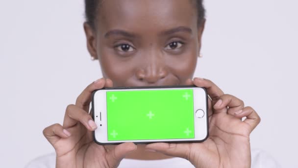 Обличчя щасливі красиві африканські брюнетки показ телефон — стокове відео