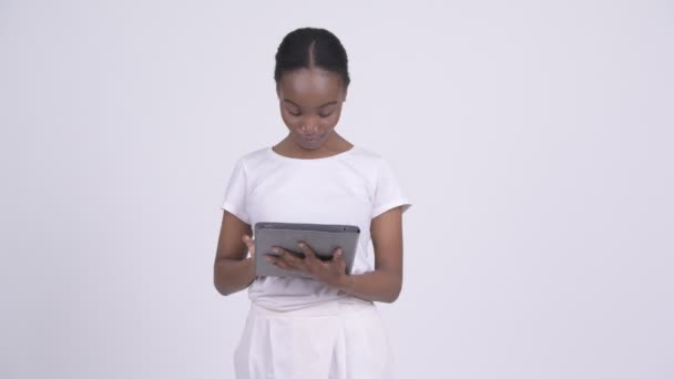 행복 한 젊은 아름 다운 아프리카 여자 디지털 태블릿을 사용 하 여 — 비디오