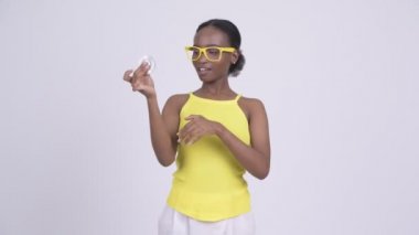 Genç mutlu Afrikalı kadın topluca spinner ile oynamak