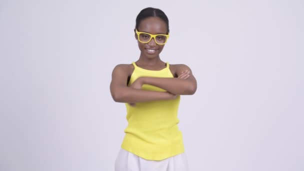 Νέοι Όμορφη Αφρικανική Ζουλού Γυναίκα Φοράει Κίτρινο Αμάνικο Τοπ Λευκό — Αρχείο Βίντεο