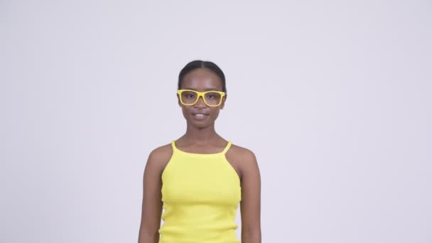 Gelukkig jonge Afrikaanse vrouw die lacht terwijl haar gezicht wordt weergegeven — Stockvideo