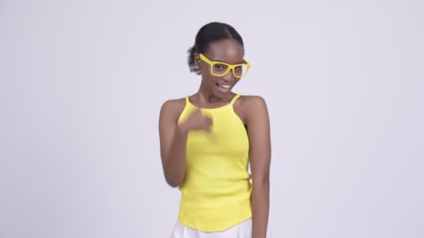 Jeune femme africaine heureuse avec appelez-moi geste — Video