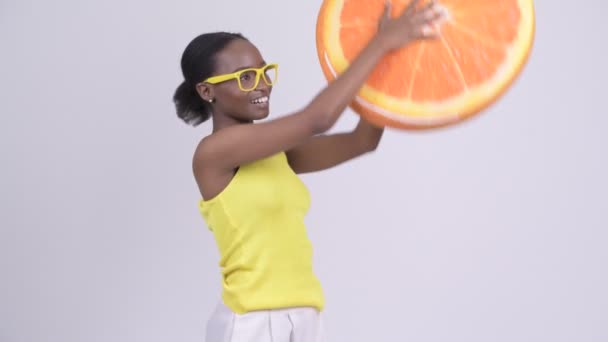 Junge Schöne Afrikanische Zulu Frau Trägt Gelbes Ärmelloses Oberteil Vor — Stockvideo