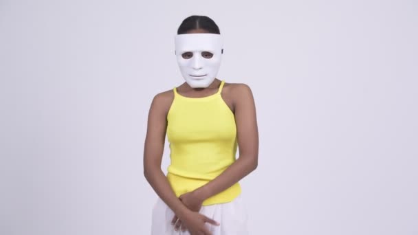Jovem mulher africana vestindo máscara branca e pensamento — Vídeo de Stock