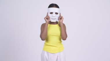 Mutlu genç Afrikalı kadın beyaz maske kaldırma