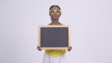 Mutlu genç güzel Afrikalı kadın holding blackboard ve düşünme