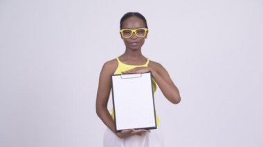 Gösterilen ve Pano okuma genç mutlu Afrika kadın