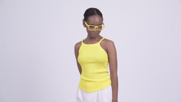 Glücklich junge schöne afrikanische Frau hält Tafel — Stockvideo