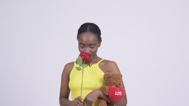 Joven mujer africana feliz listo para el día de San Valentín — Vídeo de stock