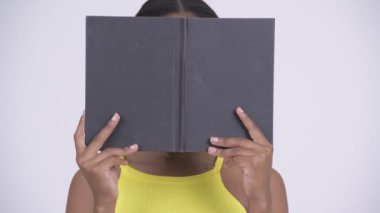 Genç güzel Afrikalı kadın kitap saklanıyor