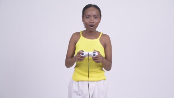 Jeune femme africaine stressée jouer à des jeux et perdre — Video