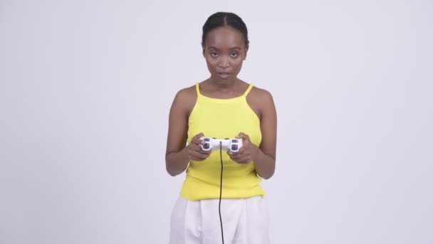 Joven mujer africana cansada jugando juegos y quedarse dormido — Vídeos de Stock