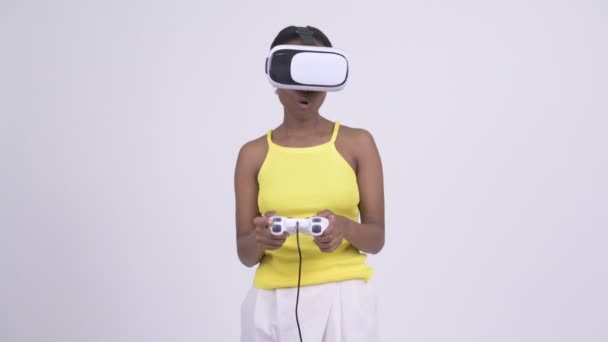 Молодая африканская женщина играет в игры и использует гарнитуру виртуальной реальности — стоковое видео